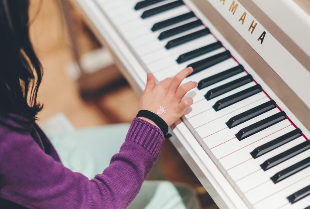 Bambina suona la tastiera