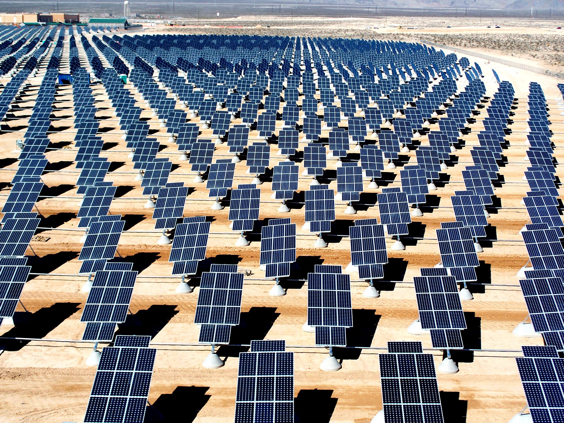 campo di pannelli fotovoltaici